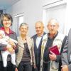 (che)   Zur Segnung der Räume seiner neuen Arztpraxis in der Hohen Markstraße 5 hatte der Allgemeinmediziner Stefan Reiß eingeladen. Pfarrer Norbert Reinwand, Bürgermeister Bernhard Müller und viele Arzt-Kollegen waren gekommen, um mit ihm die Einweihung zu feiern. Müller lobte den hellen, lichtdurchfluteten Neubau und gratulierte gleichzeitig zum Nachwuchs. Sohn Kilian, 14 Wochen alt und sicher im Arm von Mutter Teresa Reiß geborgen, folgte der Zeremonie interessiert. Die Segnung der neuen Räume nahm anschließend Pfarrer Norbert Reinwand Worten vor. Seit vielen Jahren besteht die Praxis Dr. Reiß in Salz, die von Dr. Wolfgang Reiß lange Zeit alleine betreut wurde. Ab April 2008 führte er die Praxis als Gemeinschaftspraxis mit seinem Sohn Stefan weiter. Ab 1. Juli 2011 zog sich Dr. Wolfgang Reiß aus der Praxis zurück und übergab sie an seinen Sohn. Im Bild Stefan Reiß, Teresa Reiß mit Sohn Kilian, Anne Reiß, Wolfgang Reiß, Pfarrer Norbert Reinwand und Bürgermeister Bernhard Müller.