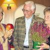 Der schwerste Apfel: Irmgard Schneider (links) präsentiert ihn dem Vorsitzenden des Obst- und Gartenbauvereins Rothenfels, Helmut Harth. Rechts im Bild die Gewinnerin des Blumenquiz, Erika Weis.