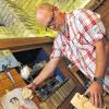 Puppenschnitzer Jürgen Marschall bearbeitet in seiner Werkstatt in Augsburg einen Holzklotz, aus dem eine Marionette werden soll. Marschall leitet zusammen mit seinem Bruder die Augsburger Puppenkiste und ist für die Herstellung der Marionetten zuständig.
