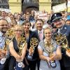Die Vereinsmeier: Hofbräu-Geschäftsführer Michael Krasser (Mitte hinten) mit den Repräsentanten der ausgezeichneten Vereine.