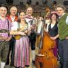 Die regionale Volksmusikgruppe „gradnaus“ ist am Sonntagabend Gast in der BR-Sendereihe Wirtshausmusikanten beim Hirzinger. Im Bild (von links) die Musiker: Werner Aumüller, Walter Borst, Moderatorin Traudi Siferlinger, Alexander Fetzer, Ulrike Aumüller und Moderator Wolfgang Binder.