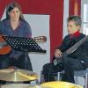 (zis)   Eine Kostprobe ihres Könnens gaben die Gitarrenschüler von Alice Mohr (im Bild mit ihrem Schüler Manuel Maurer beim Katzenjammerblues) und die Klavierschüler von Christine Wich in Markt Einersheim. Selbst Schüler, die erst im vergangenen Monat mit dem Unterricht begonnen hatten, wirkten beim Konzert mit, heißt es im Presseschreiben. Auch eine neu gegründete Schülerband, die noch keinen Namen hat, stellte sich vor. Das Repertoire reicht von Kinderliedern, über moderne Stücke, bis zu 500 Jahre alten Klavierstücken. Auch eine kleine Eigenkomposition einer achtjährigen Schülerin war dabei. Die Kinder spielten für den Kindergarten Förderverein. Eine Spendendose machte die Runde, die Vereinsvorsitzende Kerstin Meidel dankend in Empfang nahm.