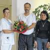 Herzinsuffizienz-Hotline: Dieter Waffenschmidt (im Bild Mitte) ist der 100. Patient an der Herz- und Gefäß-Klinik, der sich für das Programm entschieden hat. Als Willkommensgruß überreichten Verwaltungsleiter Karsten Bepler (links), HI-Schwester Brigitte Gebhard (2. von links) und Chefarzt Professor Sebastian Kerber einen Blumenstrauß an Dieter Waffenschmidt und seine Frau.
