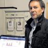 Daten am Laptop einsehen: Hilmar Wasser kann mit dem digitalen Stromzähler „Smart Meter“ (hinten links) seinen Stromverbrauch individuell messen.