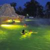 (ak)   Wer es bis jetzt noch nicht geschafft hat, im wohlig-warmen Wasser des Natur-Heilwassersees der Frankentherme Bad Königshofen zu baden, hat noch bis einschließlich 1. November Zeit dazu.Da der Heilwassersee über Biofilter und spezielle Pflanzen gereinigt wird, ist die Betriebszeit naturgemäß eingeschränkt. Ab der dunkleren Jahreszeit betreiben die Pflanzen keinen Stoffwechsel mehr und die Wasserqualität würde leiden – deshalb geht der See in den „Winterschlaf“, er wird am 2. November geschlossen und steht dann ab Ostern 2012 wieder zur Verfügung.