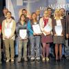 Die besten Teilnehmer der Abschlussprüfung der IHK aus dem Landkreis Schweinfurt: mit Kammerpräsident Dieter Pfister (Vierter von links) und der Rhön-Grabfelder Landrat Thomas Habermann (rechts).