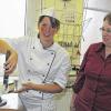 Gesellenstück: Eine dreistöckige Torte, verziert mit einem Notenband und einem Ohr aus Zuckerguss, passte zum Prüfungsmotto „Symphonie der Sinne: Kristina Hartmann aus Karlburg ist Kammersiegerin. Rechts im Bild ihre Ausbilderin Angelika Schrödl.