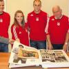 Neues Highlight in der Bücherei: Thüngens Bürgermeister Klaus Enzmann nahm die FC-Bayern-Chronik als Leihgabe des Bayern-Fanclubs „Sonne 94 Thüngen“ für die Bücherei entgegen. Andreas Fiedler, Alexandra Weller, Johannes Köhler, Herbert Fiedler und Andreas Deivel vom Fanclub überbrachten das Buch (von links).
