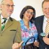 Ein winziges Rettungsschirmchen genügt in dem Fall: Auch Hermann (Werner Hofmann) und Hermine (Gerlinde Heßler) hatten Helmut Kraft etwas zu dessen 60. Geburtstag mitgebracht. Die größere Überraschung aber war sicherlich ihr Auftritt.
