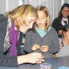 (ub)   Ein Rollenspiel führte die Wernfelder und Adelsberger Kinder beim Kinderbibeltag in die biblische Geschichte des Zöllners Zachäus ein. 30 Schüler von der ersten bis zur fünften Klasse waren der Einladung von Religionspädagoge Uwe Breitenbach und dessen Mitarbeitern gefolgt. Deutlich lehnten die Menschen den Geldeintreiber ab, bis es zur Begegnung mit Jesus kam und dieser demonstrierte, wie man Menschen mit freundlichen Worten und echten Gefühlen verändern kann. Und Zachäus zeigte seine Veränderung, indem er Goldtaler an die Kinder verschenkte. In Workshops bereiteten die Schüler dann ein Versöhnungsfest vor. Madeleine Schäfer und Lea Breitenbach backten mit den Teilnehmern Brötchen, Barbara Schäfer und Christian Russo bereiteten mit ihnen Gemüse und Obst vor. Hilde Wirthmann und Marion Kitzinger sorgten mit den Kindern für den Tischschmuck, während Martina Aulbach und Sabine Turnage mit ihnen Freundschaftsbändchen (Bild) fertigten. Brötchen belegten die Kinder mit Petra Neubauer und Martina Wiesmann. Nach dem Festmahl gestalteten die Kinder mit Pfarrer Norbert Thoma den Vorabendgottesdienst mit. In Liedern, Fürbitten und Geschichten brachten sie den Eltern und Gottesdienstbesuchern ihre Erlebnisse des Nachmittags nahe. Mit kräftigem Applaus dankte die Gemeinde allen Beteiligten für die Gestaltung des Tages.