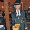 Gastgeschenk: Klaus Wichmann, 1. Schützenmeister der HSG Würzburg, überreichte  zum Gründungsfest eine kleine Schatztruhe voller Münzen.