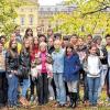 (mr)   Die Private Wirtschaftsschule Main-Bildung (PWS) hat zurzeit eine ukrainische Schülergruppe aus Donezk zu Gast. 15 Mädchen und fünf Jungen von 15 bis 17 Jahren, die seit der ersten Klasse Deutsch lernen, arbeiteten zehn Tage mit Würzburger Schülern an zwei Projekten, die von Zentrum für Antisemitismusforschung (ZfA), Deutschem Akademischen Austauschdienst (DAAD), Goethe-Institut und Pädagogischem Austauschdienst (PAD) gefördert werden. Ein internationales Schulprojekt hatte „Donau verbindet“ zum Thema, das andere „Zwangsarbeiter in Deutschland und der Ukraine“. Im Pausenhof der Schule vor der Residenz zeigten sich die Schüler zum Gruppenbild mit Elternbeiratsvorsitzender Brigitte Dobler-Ziemann, Projektleiterin Sigrid Sittler, Schulleiterin Prystupa (Donezk) und PWS-Schulleiter Ottokar Klein.