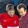 Ein eingespieltes Gespann: Die Oberschwarzacher Spielertrainer Alexander Greß (links) und Simon Müller arbeiten akribisch und reden viel miteinander und ihren jungen Spielern – der Erfolg gibt ihnen recht, bisher ist das Team in der A-Klasse ungeschlagen.