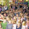 Massenweise Kinder: Stephanie Hammer (mit dem Megafon) leitet den Kindergarten St. Josef in Giebelstadt. Mit 220 Kindern dürfte er der größte in Unterfranken sein.