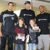 Stolze Autogrammjäger: André Meißner und Timo Böhnlien (vorne) holten sich Autogramme ab. In der VR-Bank weilten (hinten von links) Daniel Schmidt, Philipp Neumann und Maurice Stuckey von den Brose Baskets Bamberg zur Autogrammstunde.