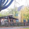Waldorf-Kindergarten: Der geplante Neubau entsteht im Bereich der heutigen Wagenhalle neben dem Hauptgebäude und passt sich – deshalb die Schiffsform – dem gebogenen öffentlichen Weg an. Die Wagenhalle muss abgerissen werden.