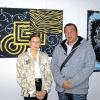 (mx)   Bevor die Ausstellung der Künstler Eva-Maria Naumann und Zaur Dilje (hier vor einem Werk von Dilje) am Dienstag im Landratsamt eröffnet wurde, schallten ungewohnte Klänge durch das Foyer. In bunter Tracht und mit Akkordeon begleitet, sang das Ehepaar Romanetskiy russische Volkslieder. Sie unterstrichen damit den interkulturellen Charakter der Ausstellung. Diese gehört zum Programm der Interkulturellen Woche und zeigt Gemälde der deutschen Künstlerin Eva-Maria Naumann und des aus Aserbaidschan stammenden Künstlers Zaur Dilje. Die Gemälde von Dilje entstanden zwar alle in Deutschland, allerdings thematisieren sie sowohl die Kultur seiner Heimat, als auch das Thema Integration. „Wir stammen alle von zwei Menschen ab“, kommentiert er sein Bild von Adam und der schwangeren Eva, auf deren Bauch sich die Weltkugel abzeichnet. Der studierte Künstler nutzt viele verschiedene Muster und  kräftige Farben. Mit unterschiedlichen Materialien durchbricht er die Zweidimensionalität der Leinwand. Im Kontrast dazu stehen die Gemälde von Eva-Maria Naumann mit dezenten und blassen Farben. Sie nutzt „leise Farben“, wie sie selber sagt. „Jeder sieht etwas anderes in den Bildern, daher haben sie auch keine Namen“, sagt Naumann und lässt so Raum zur Interpretation. Allerdings ist der Deutungsspielraum durch angedeutete Gesichter und Silhouetten nicht bei allen Werken so groß. Das Andeuten von Gesichtern und Körpern ist eine Gemeinsamkeit in den Gemälden beider Künstler.