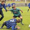 Das nennt man wohl Strafraumgewühl: Der Schweinfurter Constantin Brach (rechts) versucht sich im U19-Spiel gegen die Weidener Sven Kopp (vorne) und Esra Schmidt (links) durchzusetzen.