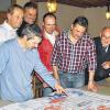 Es geht voran: mit dem gemeinsamen Projekt der vier FWR-Energie-Genossenschaften Eibstadt, Ottelmannshausen, Aubstadt und Höchheim. Die Karte mit den Gemeindegebieten schauen sich an (von links) Bürgermeister Michael Hey (vorn), Thomas Hartmann, Siegfried Stürzel, Wolfgang Ruck, Andreas Koob und Bürgermeister Wolfgang Abschütz.