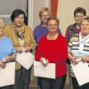 Dank an Sammlerinnen: Mit dem Goldkreuz ehrte die Caritas Spendensammlerinnen, die seit 30 und 40 Jahren um Geld für den Wohlfahrtsverband der katholischen Kirche bitten. Von links: Gertrud Rosel, Emma Heßdörfer, Veronika Heßdörfer, Gertrud Probst, Eva Kuhn, Eva Probst, Brigitte Lieblein, Elfriede Behr.