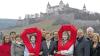 Würzburg zeigte Schleife am Welt-Aids-Tag: Unser Bild zeigt (von links) Dominique Pantke (Gesundheitsamt), Erhard Reiniger (terre des hommes), Magdalena Schlereth (Gesundheitsamt), Ulrike Göbel, Andreas Hausknecht (WuF), OB Georg Rosenthal, Martin Heyn (Gesundheitsamt), Birgit Börger, Michael Koch (Aidsberatung), Dieter Wenderlein (Sant' Egidio), Susanne Madel (Toleranzfabrik).