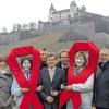 Würzburg zeigte Schleife am Welt-Aids-Tag: Unser Bild zeigt (von links) Dominique Pantke (Gesundheitsamt), Erhard Reiniger (terre des hommes), Magdalena Schlereth (Gesundheitsamt), Ulrike Göbel, Andreas Hausknecht (WuF), OB Georg Rosenthal, Martin Heyn (Gesundheitsamt), Birgit Börger, Michael Koch (Aidsberatung), Dieter Wenderlein (Sant' Egidio), Susanne Madel (Toleranzfabrik).