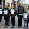 (zis)   Fünf Mädchen vom Reit- und Fahrverein Atzhausen haben die Saison erfolgreich abgeschlossen und das „Kleine Hufeisen“ im Voltigieren bestanden. Unter den Augen der Prüferin Annette Müller-Kaler zeigten die Mädchen zwischen fünf und 13 Jahren, was sie das Jahr über bei Trainerin Eva Zehnder gelernt hatten. Im praktischen Teil mussten Voltigierübungen im Schritt und Galopp gezeigt werden. Anschließend wurde das theoretische Wissen über Pferdepflege und Voltigierlehre geprüft. Bestanden haben (von vorne links:) Laetitia Jambour, Kimberly Jambour, Neele Bartke, Hanna Dorsch und Philippa Jambour; (hinten von links): Prüferin Annette Müller Kaler, Schulpferd Moni, Trainerin Eva Zehnder und Trainerassistentin Lorena Werner. Nun können alle, Pferd und Voltigierer, in die wohl verdiente Winterpause starten.