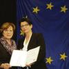 Eine Schule mit zwölf Sternen: Staatsministerin Emilia Müller (links) überreichte Rektorin Ute Kempf die “Europa-Urkunde“ für die Hugo-von-Trimberg-Schule, aufgrund besonderer Leistungen in Sachen europäischer Einigung.