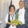 (scht)   Unter dem Namen „Frisierstübchen Locken Line“ hat Karoline Eckert am Donnerstag ihren neuen Friseursalon in Gräfendorf eröffnet. Im Eidenbacher Weg 15 hat Eckert einen freundlichen Raum eingerichtet und freut sich auf alte und neue Kunden. Bürgermeister Alfred Frank wünschte ihr beim Eröffnungsempfang viel Erfolg und dankte ihr für die Bereicherung im Dienstleistungsangebot des Dorfs. Die Modefriseurin hat 25 Jahre Berufserfahrung und war bisher bei Heike Bohn-Keller in Sulzthal tätig. Das Friseurstübchen hat am Dienstag, Donnerstag und Freitag sowie nach Vereinbarung,  (0 93 57) 2 89 geöffnet.