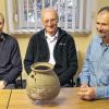 Die Sammler und der Organisator: Walter Heck, Karl Floth, Werner Heck mit einem Kugeltopf, einem ihrer Lieblingsstücke.