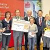 (as)   Auch in diesem Jahr unterstützt die Sparkasse Schweinfurt Kindergärten aus der Region mit einer Spende. Insgesamt 23 500 Euro gingen an 37 Kindergärten aus Stadt und Landkreis. Jeder Kindergarten erhielt einen Scheck in Höhe von 500 Euro. „Es ist für uns ein besonderer Anlass, Sie bei Ihrer wertvollen Arbeit zu unterstützen“, so der Vorstandsvorsitzende Johannes Rieger. Die übrigen 5000 Euro gingen als Sonderförderung an „besonders förderungswürdige Projekte“. Hier erhielt die Kindertagesstätte Auenstr. den ersten Preis mit 2500 Euro. Jeweils 1250 Euro gingen an die Kindertagesstätte St. Michael Mainberg und die Montessori-Kindertagesstätte St. Godehard Forst. Von dem Geld werden ein Klettergarten, eine Traumküche und ein Sinnes-Garten errichtet. Der Kreativpreis für die einfallsreichste Gestaltung der Einsendung ging an die Evangelische Kindertagesstätte St. Lukas. Dort gibt es nun eine Gratis-Vorstellung eines Kindertheaters. Von links: Anja Hoffmann (St. Godehard), Carmen Böhm (Kita Auenstr.), Landrat Harald Leitherer, der Vorstandsvorsitzende der Sparkasse, Johannes Rieger, Ute Dürr (Kita St. Michael), OB Sebastian Remelé, Katharina Röß (Kita St. Michael), der Referent für Jugend, Sport und Schulen, Jürgen Mainka, und Sofia Schreck (Kita St. Lukas).