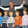 Hier ist Mitmachen angesagt: Animiert von Liedermacher Ferri wagten sich Kindergartenkinder auf die Bühne – und erhalten Applaus vom Publikum.
