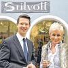 (syr)   Zur Eröffnung der Boutique „Stilvoll – Mode & Mehr“ in der Rückertstraße 10 gratulierte Oberbürgermeister Sebastian Remelé der Inhaberin Manuela Ament. In dem Geschäft findet sich überwiegend Damenmode, die „alle Altersgruppen anspricht“. Das Sortiment reicht von Kleidung über Schuhe bis hin zu Accessoires, wie Schmuck und Schals. Die italienische Mode stammt unter anderem von Silviana Heach, Motel und Amelie Folies. „Ich lege großen Wert auf eine ehrliche Beratung meiner Kunden“, sagt Manuela Ament. Die Öffnungszeiten sind unter der Woche von 10 bis 18.30 Uhr, am Samstag von 10 bis 17 Uhr.