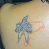 Die Schulter der Kundin mit dem alten, verblassten Tattoo.