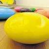 Lecker: Das Kunstwerk Smarties von Uta Weber ist am Donnerstag in der Ausstellung „Extrem süß! gemalt, gehäkelt, gegossen“ in der Jungen Kunsthalle in Karlsruhe zu sehen.