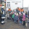 Blick ins Auto: Die Feuerwehr war im Sandberger Kindergarten zu Gast. Theresia Schmitt zeigte den Kindergartenkinder was in so einem Feuerwehrfahrzeug für Gerätschaften aufbewahrt werden.
