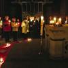 (mr)  Unter dem Thema „Alle sind eingeladen!“ erlebten am Welt-Aids-Tag über 150 Besucher in der St.-Adalbero-Kirche in der Sanderau einen intensiven Gottesdienst. Eine Akteurin schlüpfte in die Rolle eines HIV-Positiven und berichtete von den Erfahrungen mit Ausgrenzungen in unserer Gesellschaft. Die Pfarreiengemeinschaft Sanderau, die ökumenische Citypastoral, das schwullesbische Zentrum (WuF) und die Aids-Beratung der Caritas arbeiteten zum ersten Mal in dieser Form zusammen. Beim anschließenden Empfang zum Welt-Aids-Tag 2011 waren erneut alle eingeladen: Sprecher der beteiligten Gruppen zeigten verschiedenen Perspektiven auf. Neben den aktuellen Zahlen, den 500 Menschen, die 2011 an Aids in Deutschland verstarben und zu den an HIV-infizierten Menschen in Unterfranken wurde der Bogen auch zu der weltweiten Situation gespannt.