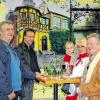 Schloss-Gemälde im Supermarkt: Bei der Vorstellung des Kunstwerks (von links) Sebastian Worch vom Theater, Maler Markus Müller, Supermarkt-Betreiberin Martina Fröhlich-Wehner mit Sohn Louis und Eike Domroes vom Theater.