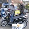(pm)   Über einen nagelneuen Peugeot-Motorroller „Tweet“ im Wert von 1750 Euro freut sich Wolfgang Schaub (links) aus Euerdorf. Das motorisierte Zweirad hatte er bei einem Gewinnspiel, das die Krautfabrik Grafschafter mit „Kaufland“ deutschlandweit veranstaltete, gewonnen. Im Bild: der Gewinner zusammen mit Winfried Seifert von Zweirad Seifert, dem zuständigen Peugeot-Roller-Vertragshändler aus Bergrheinfeld.