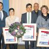 Geehrt: Seit 20 Jahren arbeiten bei Opti Wohnwelt Silvia Illig (Zweite von links), Alfred Otto (Dritter von links) und Uta Otto (rechts). Über die langjährige Treue freuen sich die Geschäftsführer Oliver (links) und Wolfgang Föst (Vierter von links).