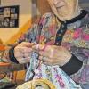 Basteln und Häkeln für den guten Zweck: Gerda Wenzlow nutzt die Schlossweihnacht, um krebskranke Kinder und deren Eltern zu unterstützen.