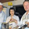 Noch sind die Töpfe leer: Gitta und Herbert Volkamer freuen sich mit Teamleiter Manfred Schor (links) auf den Einsatz der Miniköche in der Küche der Häckerscheune.