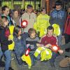 (ge)   Bei der Lotsenfeier der Volksschule Oerlenbach schieden die Neuntklässler aus diesem Dienst aus. Auf unserem Foto übergeben sie symbolisch ihre Ausrüstung an Verkehrslehrer Werner Vierheilig (links), Rektorin Sonja Then und Verkehrserzieher Matthias Kleren (beide rechts). „Ihr seid leuchtende Vorbilder und keine Null-Bock-Generation“, hatte Polizeihauptmeister Kleren die Schülerlotsen in der Feierstunde gewürdigt. Nachdem sie ihr Amt abgegeben haben, könnten sie sich nun ganz auf ihren Abschluss konzentrieren. „Sonst gebt ihr, heute bekommt ihr“, wertete Kleren. An allen Stellen, die im Landkreis von Lotsen betreut werden, sei wieder kein Unfall passiert. Dies sei Beweis genug für die umsichtige und verantwortungsvolle Arbeit. Im Auftrag der Verkehrswacht überreichte Kleren Kinogutscheine. Die ausscheidenden zehn Jugendlichen erhielten das Ehrenabzeichen der Deutschen Verkehrswacht und eine Urkunde, die Bewerbungen zugefügt werden könne; denn ehrenamtliches Tun schätzten die Betriebe hoch ein. Ausdrücklich würdigte er Lehrer Werner Vierheilig, der seit 31 Jahren die Lotsen betreue: „Sie sind meine rechte Hand. Täglich kümmern Sie sich um die Einsätze, die sie gründlich begleiten.“ Auch Rektorin Sonja Then lobte: „Euer Einsatz ist einfach toll.“ Für die Feier hatten die einzelnen Klassen Lieder, Musikstücke und ein Theaterstück einstudiert. Für die Gemeinde dankte Gerhard Fischer, für die Eltern Susanne Winzig als Vorsitzende des Elternbeirats.