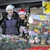 (cs)   An jeder Ecke brutzelte und köchelte es am Sonntag in der Bergstraße in Schondra. Beim Weihnachtsmarkt am dritten Advent gab es allerhand Leckerbissen. Ein herrlicher Duft überzog die ganze Straße. Ob Süßes oder Herzhaftes, Hochprozentiges oder Kindertaugliches, für jeden Geschmack war etwas dabei. Die Jüngsten fuhren mit der Pony-Kutsche, während die Großen Geschenke und den Christbaum für das Weihnachtsfest besorgten. Für die richtige Stimmung sorgten außerdem Musikgruppen des Musikvereins Schondra, der den Markt heuer bereits zum vierten Mal organisierte. Auf unserem Foto bieten Clara Jörg, Mona Schuhmann und Celine Karges an einem Stand selbstgebackene Lebkuchenfiguren und Plätzchen an. Die von den Jugendlichen eingenommenen Spenden wandern in die Jugendkasse des Musikvereins Schondra.