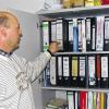 Mit einem Ordner fing es an: Jetzt füllen Vorschriften, Bestimmungen, Anweisungen und Verordnungen einen ganzen Schrank.