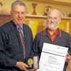 Siegel und Urkunde: Werner Paltian (links) gratuliert Peter Krug zu seinem Goldenen Handwerker-Brief.