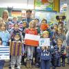 (oki)    Das Länderfest der Klasse 4e der Grund- und Ganztagsschule Heuchelhof mit Klassenlehrerin Dagmar Reuter wurde zum Familienfest, bei dem Eltern, Großeltern und Geschwisterkinder eingeladen waren. Unterrichtsthema war zuvor Europa und die Länder, aus denen die Eltern etlicher Schüler kamen wie Kasachstan, Russland, Polen, Türkei, Honduras und Marokko. Ergänzt wurden die Infos durch Maria Hisch, Schulbeauftragte „Globales Lernen“ des DAHW mit Berichten über Äthiopien und Tansania. Auf dem Foto stehen vor der geschmückten Tafel Schüler und Geschwister sowie Maria Hisch (links) und Dagmar Reuter (rechts).
