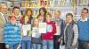 (zis)   Fleißig geübt hatten die Schüler der 6. Klassen am Gymnasium Marktbreit, denn nur die Klassensieger durften beim Finale des Vorlesewettbewerbes am 3. Dezember teilnehmen. Hier galt es vor einem großen Publikum einen Text spannend und abwechslungsreich vorzutragen. Die Jury aus zwei Vertreterinnen des Elternbeirates, zwei Schülern der Oberstufe und zwei Deutschlehrerinnen war sich einig, dass alle vier Bewerber im ersten Durchgang überzeugend waren. Auch die Fünftklässler lauschten gebannt. In einer zweiten Runde lasen die Teilnehmer Passagen aus dem ihnen unbekannten Roman „Nachtzug nach Lissabon“ von Paul Mercier. Zur Schulsiegerin gekürt wurde Anne-Kathrin Volk aus der 6 c. Sie vertritt das Gymnasium Marktbreit auf dem Kreiswettbewerb. Klassensieger wurden Nina Feik (6 a), Jakob Hennermann (6 b) und Lasse Präg (6 d). Als Anerkennung gab's Buchpreise. Im Bild: Schulleiter Toni Gernert (hinten links) mit den Mitgliedern der Jury und Organisator Markus Jagusch (rechts) sowie den Siegern (vorne von links) Jakob Hennermann, Anne-Kathrin Volk, Nina Feik und Lasse Präg.Foto: Jagusch