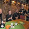 Auf dem Chorgestühl im Fronhof: Winzer Max Markert mit den Wirtsleuten Marina und Markus Majkut und ihren Söhnen Paul und Dominik (von links).