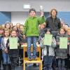 (imro) Beim Adventsspiele-Turnier der dritten Klassen aus Hettstadt, Greußenheim und Waldbüttelbrunn in der Verbandsschule Waldbüttelbrunn traten die Kinder in den Disziplinen Fußball und Tschoukball (einem Ballspiel mit Elementen von Basketball und Handball) gegeneinander an. Schüler der Klasse M9 waren als Schiedsrichter mit dabei. Die Siegerehrung wurde durch den Turnierleiter und Lehrer Harald Keller (hinten, rechts) sowie Schulleiter Manfred Glock vorgenommen. Den ersten Platz ergatterte die Klasse 3b aus Waldbüttelbrunn, gefolgt von der Klasse 3a aus Waldbüttelbrunn und der Klasse 3g aus Greußenheim. Den vierten Platz errang die Hettstadter Klasse 3d. Die Klassensprecher nahmen die Urkunden und den Pokal entgegen (im Bild).